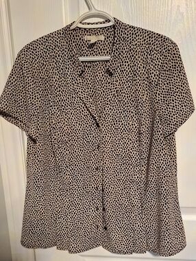 Dana Buchman Beige Short Sleeve Blouse with Black Dot Print